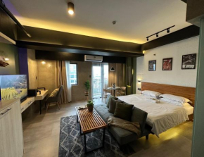 QLED 55 inch TV, 220 Mbps, Coffee Pods, King Bed 3 mins walking distance to LRT 2 station, 10 mins drive to Robinson Magnolia Mall